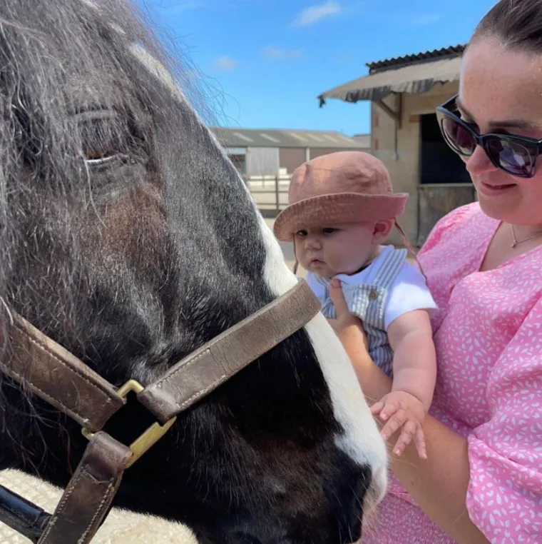 Sarah je osjećala da ima veliku bebu, ali su doktori predviđali da će Monty težiti oko 3 kg. 
Rekla je: “Svi ultrazvuci su bili normalni, tako da sam bila spremna na porod kod kuće.&quot;