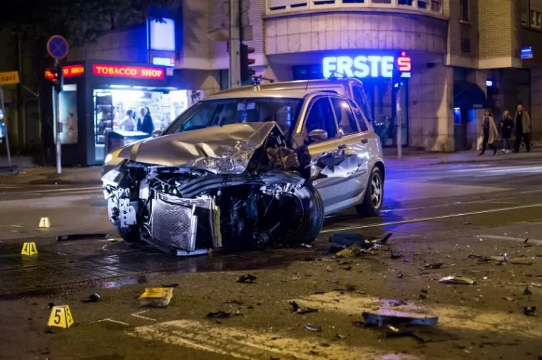 U petak oko 20.30 sati u Zagrebu se, na križanju Ilice i Selske dogodila prometna nesreća u kojoj su sudjelovali vozači dvaju osobnih vozila.