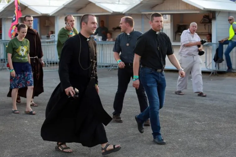 DRUGA NOĆ ULTRA FESTIVALA: Traje ludilo na Poljudu, pogledajte kako partijanerima pomažu - svećenici