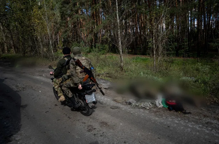 UZNEMIRUJUĆE Prve fotografije iz oslobođenog Limana. Tijela mrtvih vojnika su posvuda, neka jedu psi i mačke