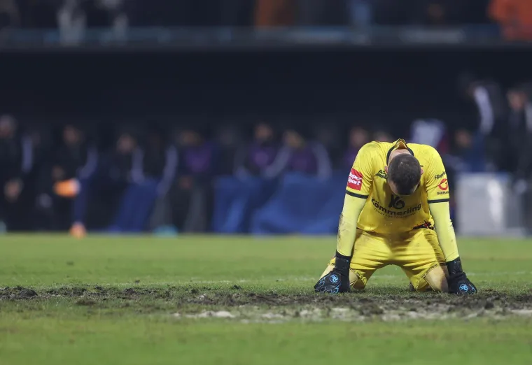 Livaja je izveo udarac u donji desni kut, ali Banić je bio na visini zadatka. Golman Gorice obranio je udarac kao da je upravo postigao gol na drugoj strani, slaveći s istim oduševljenjem.