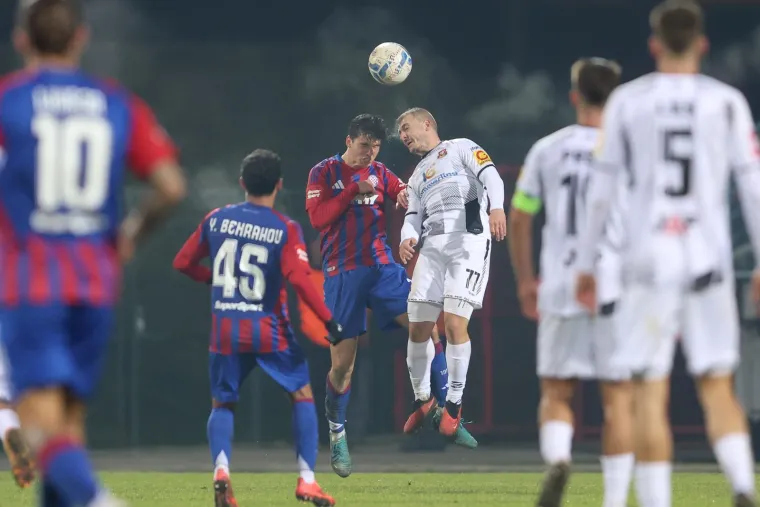 Livaja je izveo udarac u donji desni kut, ali Banić je bio na visini zadatka. Golman Gorice obranio je udarac kao da je upravo postigao gol na drugoj strani, slaveći s istim oduševljenjem.