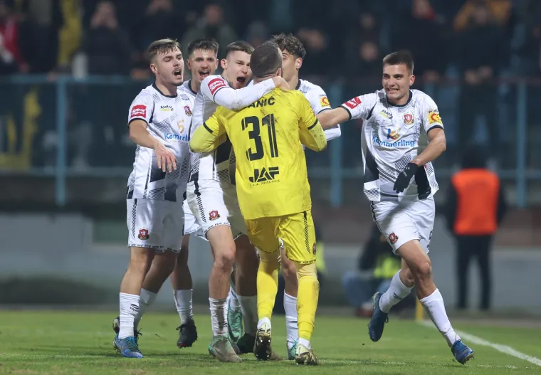 Livaja je izveo udarac u donji desni kut, ali Banić je bio na visini zadatka. Golman Gorice obranio je udarac kao da je upravo postigao gol na drugoj strani, slaveći s istim oduševljenjem.