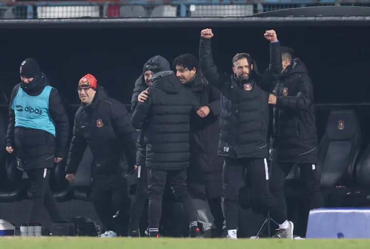 Livaja je izveo udarac u donji desni kut, ali Banić je bio na visini zadatka. Golman Gorice obranio je udarac kao da je upravo postigao gol na drugoj strani, slaveći s istim oduševljenjem.