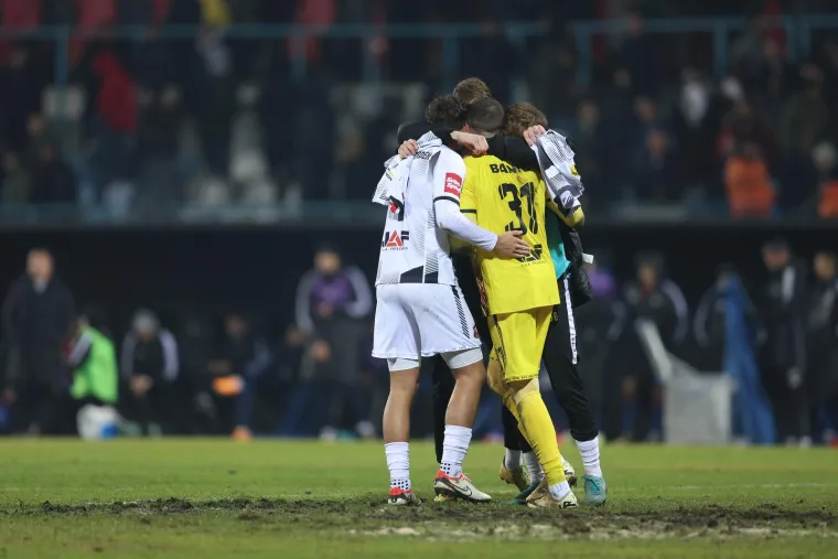 Livaja je izveo udarac u donji desni kut, ali Banić je bio na visini zadatka. Golman Gorice obranio je udarac kao da je upravo postigao gol na drugoj strani, slaveći s istim oduševljenjem.