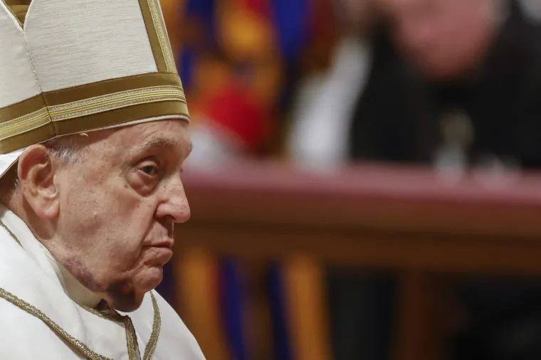Pao dok je ustajao iz kreveta? Papa Franjo vodio misu za kardinale s licem punim modrica