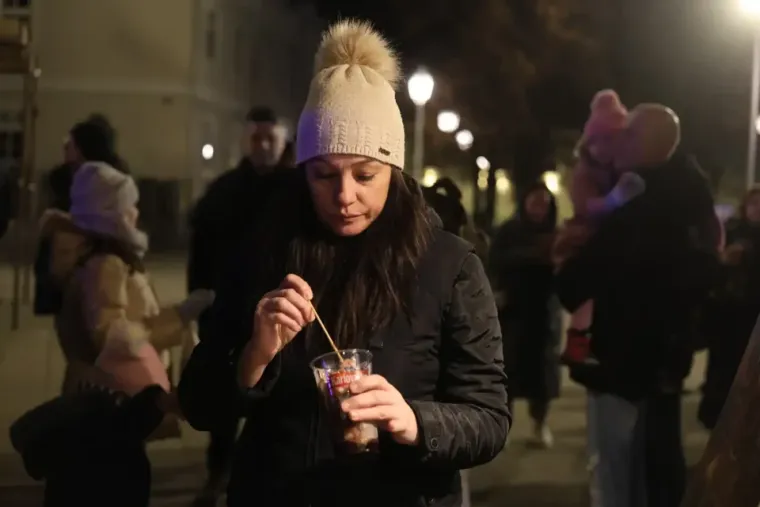 Pogledajte kako se Ogulinci zabavljaju: Lijepe djevojke opustile se uz vino, plesale uz Giulianove hitove