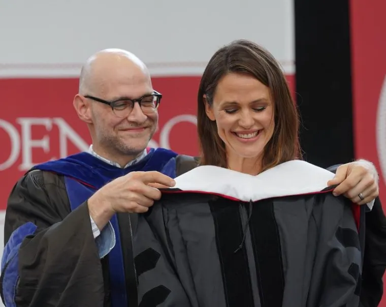 Glumica ima počasni stupanj doktora književnosti. Ova joj je diploma dodijeljena na svečanoj dodjeli priznanja na fakultetu na kojem je diplomirala 1994. godine. 