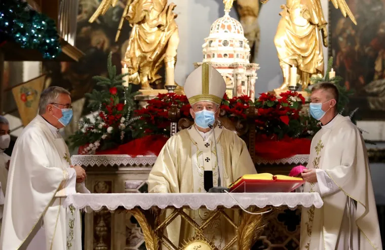 Zagrepčani su na kiši slušali propovijed kardinala Bozanića: Evo kako su izgledale polnoćke diljem Hrvatske
