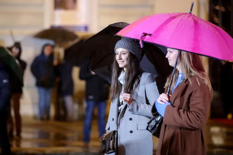 Zagrepčani su na kiši slušali propovijed kardinala Bozanića: Evo kako su izgledale polnoćke diljem Hrvatske
