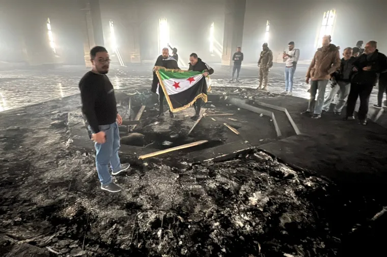 Užasi su već otkriveni u zloglasnom zatvoru Sednaya u blizini Damaska. Gomile tijela pronađene su u obližnjoj mrtvačnici, a hrpe žrtvine odjeće otkrivene su u zatvoru. Unutar &apos;ljudske klaonice&apos; također su otkrivene krvave omče za vješala i željezna preša koja se navodno koristila za vađenje tijela.