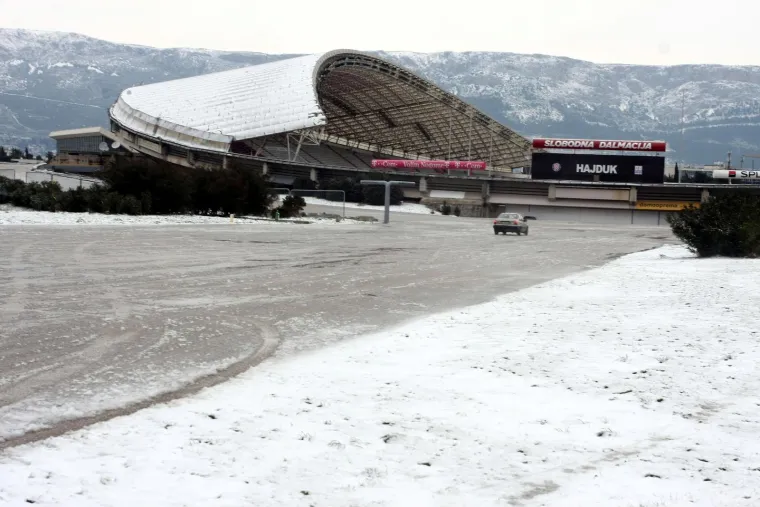 18. 2. 2009. Split. Građani Splita ustali su tog jutra iznenađeni količinom snijega i hladnoćom. Isto tako, snijeg je iznenadio i igrače Hajduka.