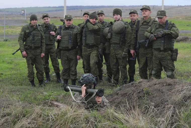 Pogledajte kako se tisuće Putinovih regruta priprema za rat! Mnogi od njih pušku nikad nisu imali u rukama