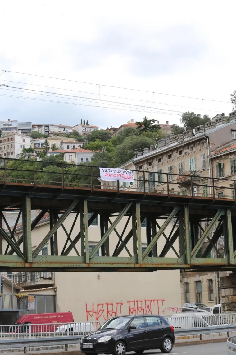 Ovo ima samo u Rijeci: Sarkastičan komentar napisan na bijeloj plahti obješenoj na željezničkom mostu
