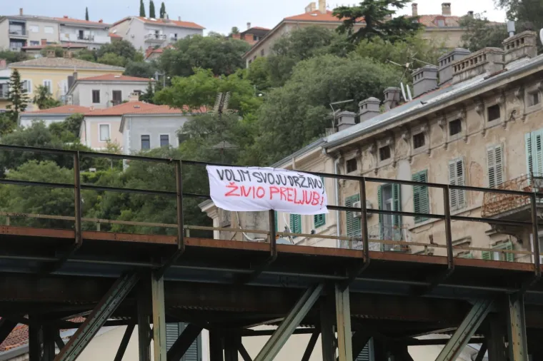 Ovo ima samo u Rijeci: Sarkastičan komentar napisan na bijeloj plahti obješenoj na željezničkom mostu