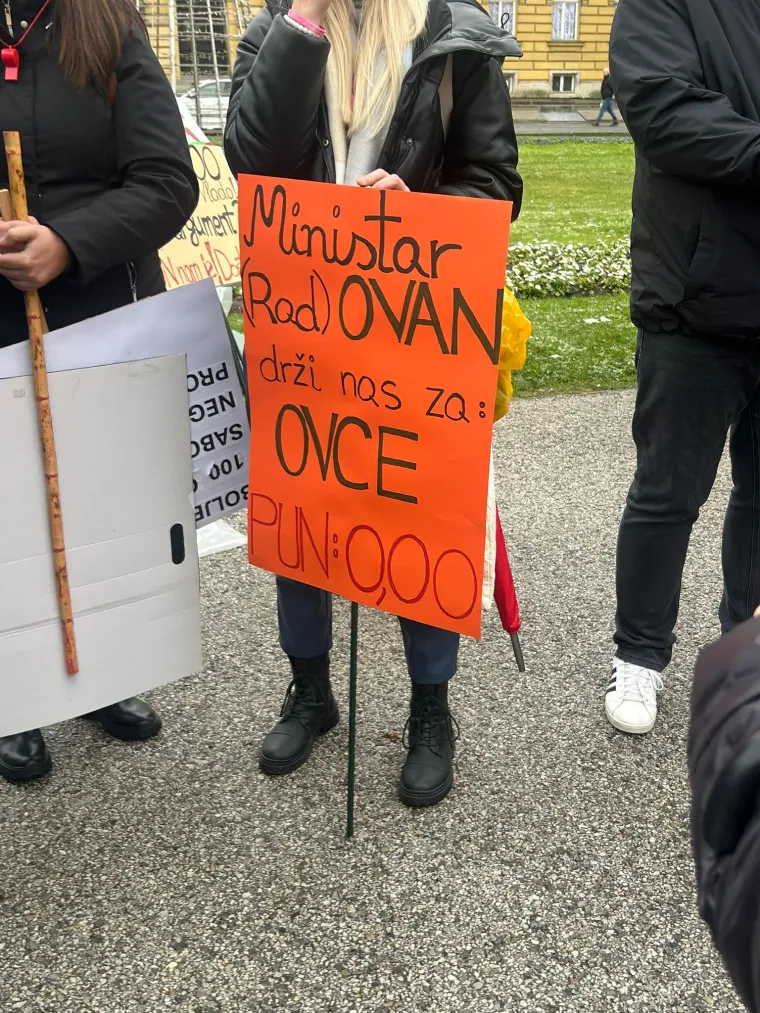 Veliki prosvjed prosvjetara u Zagrebu, na transparentima poruke: 'Ovo je tek početak'