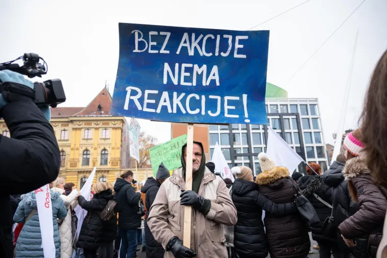 Veliki prosvjed prosvjetara u Zagrebu, na transparentima poruke: 'Ovo je tek početak'