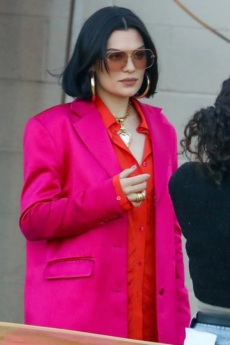 Uz to, Jessie J medijima je bila podosta nejasna oko seksualnosti otkako je postala slavna 2011., nakon što je tijekom radijske emisije 2011. priznala da je u prošlosti izlazila i s muškarcima i sa ženama. Govoreći za In Demand, rekla je slušateljima: &quot;Bila sam s dečkima i bila sam s curama. I nekako mislim da se radi o osobi, a ne o genitalijama. Nikad to nisam zanijekala. Dečki, da, izlazila sam s curama i izlazila sam s dečkima – pređite preko toga.&quot;