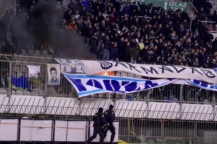 Situacija na jugozapadu Poljuda u kavezu u jednom se trenutku otela kontroli, pa su se zapalile i stolice. Možete vidjeti i crni dim. 