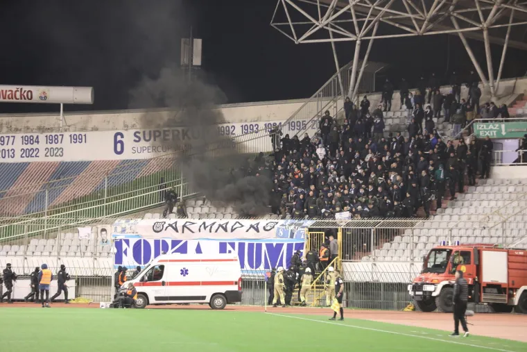 Crni dim na kugozapadu Poljuda, u kavezu s gostujućim navijačima, se vidio kao da Papa u Vatikanu nije izabran. Na fotografiji se može vidjeti trenutak kad interventna policija ulazi na tribinu zajedno s vatrogascima. 