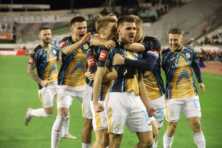 Rijeka nije mogla poželjeti bolje otvaranje drugog poluvremena, izjednačila je već u 47. minuti. Pašalić je ubacio iz slobodnjaka, propustio je Smolčić loptu, Selahi pogodio za 2-2. Nakon što je Selahi zabio, otišao je provicirati Torcidu na sjevernoj tribini. Zbog toga je dobio i žuti. 