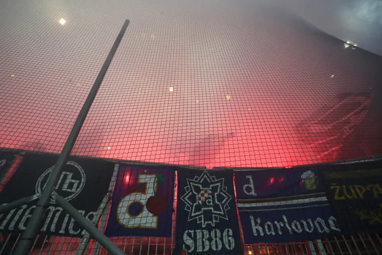 Bad Blue Boysi spektakularnom bakljadom zapalili Arenu u Salzburgu: Sve je bilo u dimu