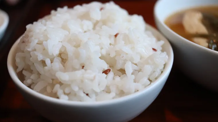 Problem s ostacima riže je taj što sadrži mikroorganizme zvane Bacillus cereus, koji se razmnožavaju kada se skuhana riža drži na sobnoj temperaturi.