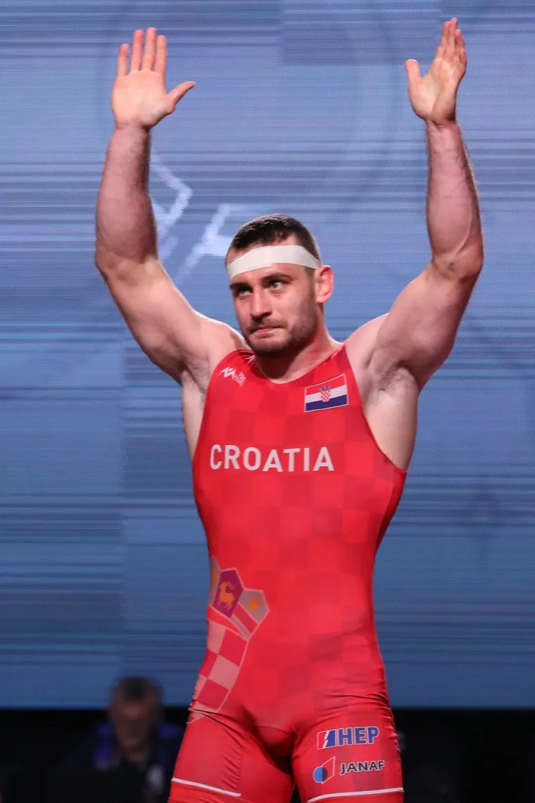 Ivan Huklek je član Hrvačkog kluba Sesvete koji predano trenira i ne koristi doping kao neki. 