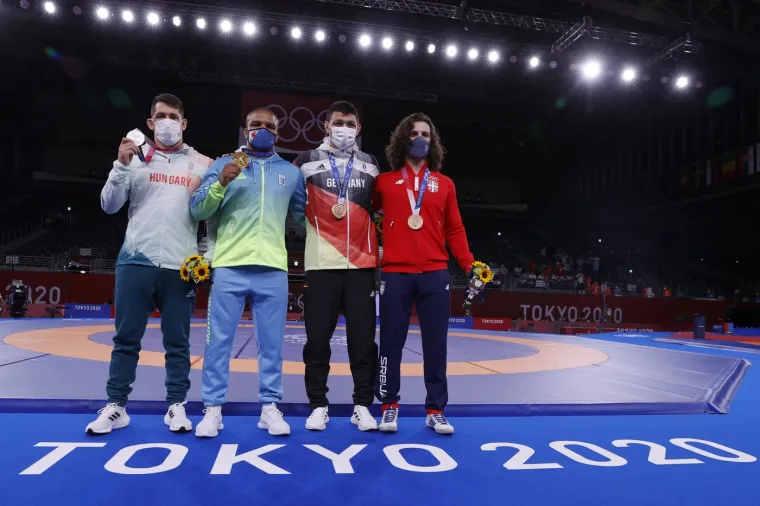 Zurabu Datunašvilij na podiju na Olimpijskim igrama u Tokiju. Oko njegovog vrata je bronca koja bi mogla, trebala ići u ruke Ivanu Hukleku.