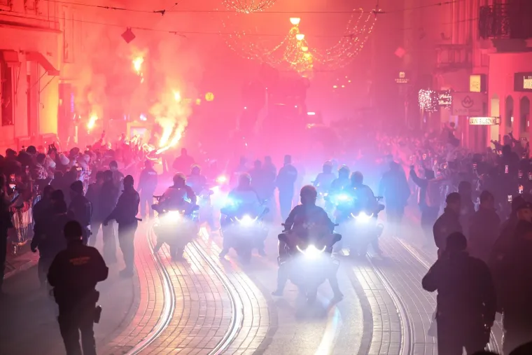 Kadrovi za pamćenje. Obišle su ove fotografije svijet i te godine. Svi su pričali o ludim Hrvatima koji znaju napraviti feštu i koji su opet dočekali svoje nogometaše kao da su osvojili Svjetsko prvenstvo. Nikome nije jasno od kud hrvatskim navijačima, hrvatskom puku, toliko ljubavi i emocije prema nacionalnom dresu, zastavi, državi... 
