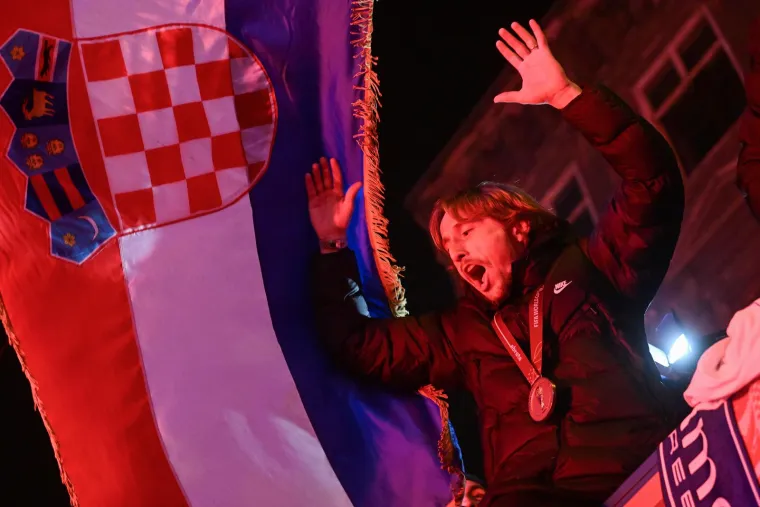 Luka pozdravlja navijače.