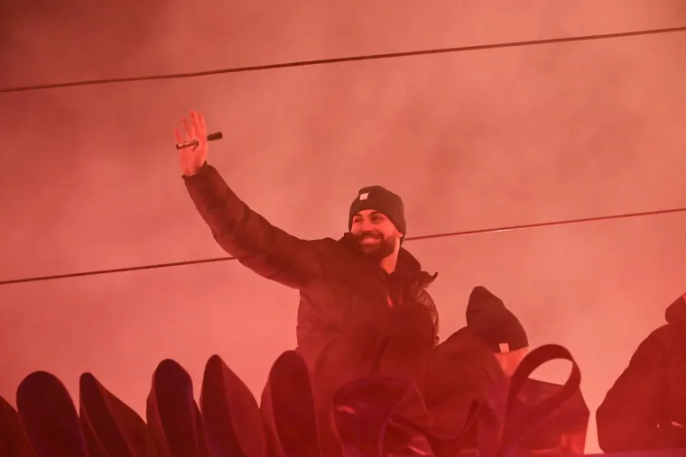 Joško Gvardiol bio je posebno obljubljena persona te noći. U ruci je, kao što vidite, imao marker za potpisivanje.