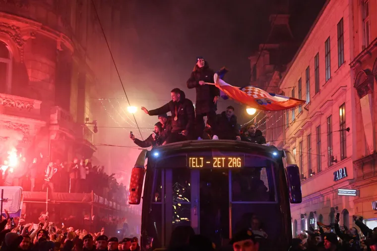 Domagoj Vida na čelu za zastavom.