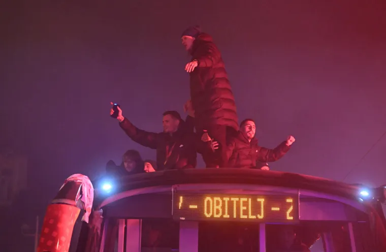 Vida se u jednom trenutku skoro poskliznuo s autobusa.