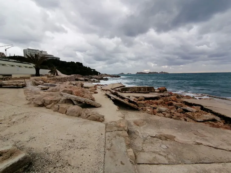 Kakva šteta! Olujno nevrijeme i valovi uništili plažu dubrovačkog hotela