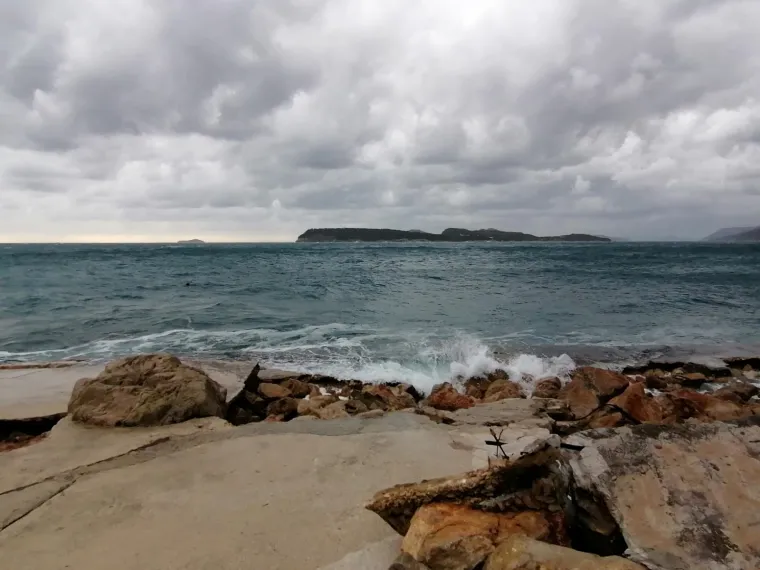 Kakva šteta! Olujno nevrijeme i valovi uništili plažu dubrovačkog hotela