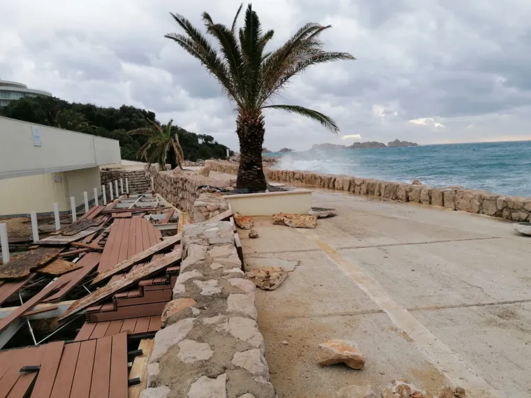Kakva šteta! Olujno nevrijeme i valovi uništili plažu dubrovačkog hotela