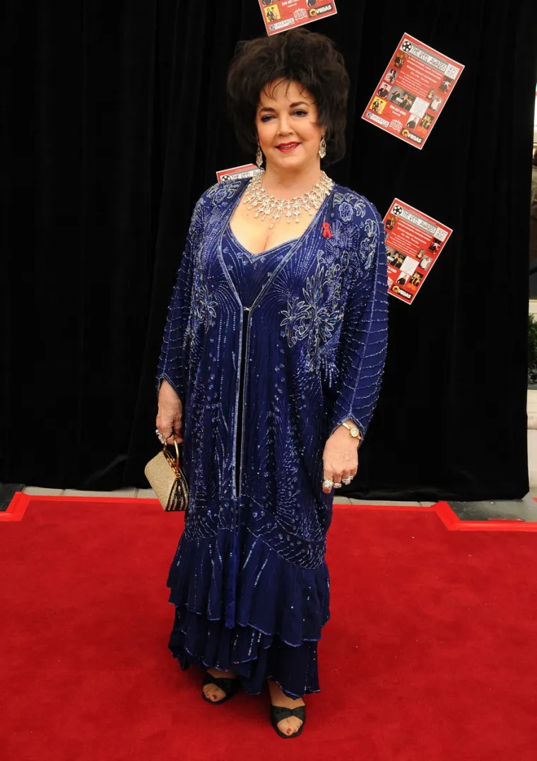 Elizabeth Taylor se osam puta udavala za zvijezde među kojima su Conrad Hilton Jr., Michael Wilding, Mike Todd, Eddie Fisher, Richard Burton, John W. Warner i Larry Fortensky. Tijekom tog vremena Elizabeth je imala četvero djece:  Lizu Todd, Mariu Burton, Michaela Wildinga mlađeg i Christophera Wildinga, kojima je ostavljena većina bogatstva i imanja, a Vanity Fair je izvijestio da je svatko od njih naslijedio po 900 milijuna kuna.