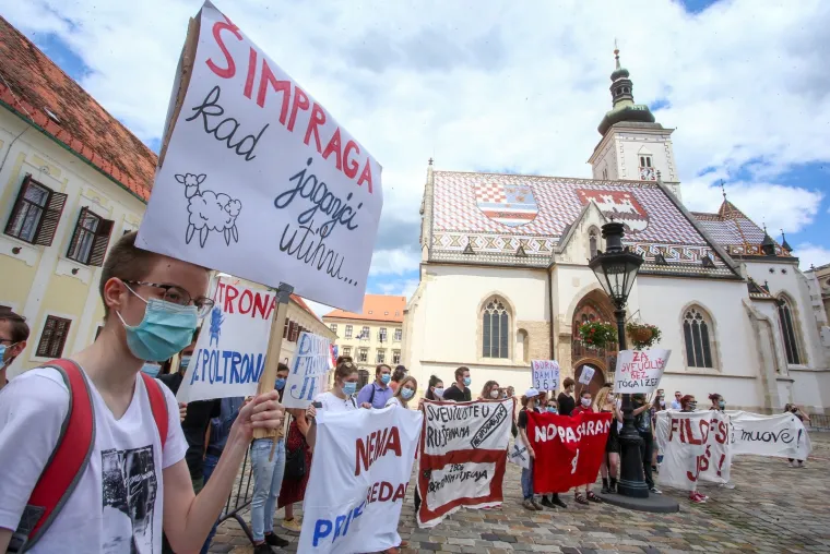 'Filozofski je naš': Inicijativa za Filozofski prošetala Zagrebom i pokazala svoje nezadovoljstvo zbog smjena na Fakultetu