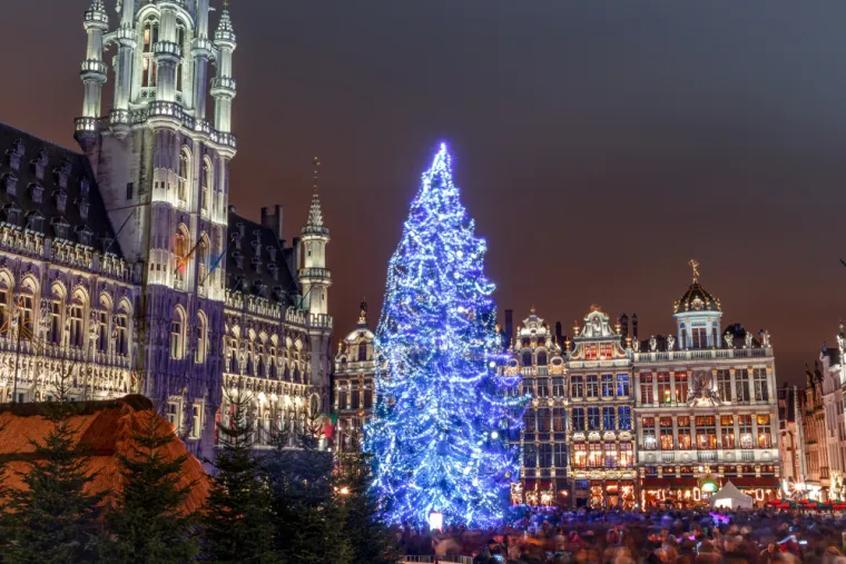 16. Bruxelles, Belgija: Božićni sajam u Bruxellesu prostire se od Grand-Placea, Boursea, Place Sainte-Catherine do Marché aux Poissons, s klizalištima, glazbom i svjetlosnim showovima, ogromnim božićnim drvcem i kilometarskim nizom od 200 drvenih kućica koje nude tople vafle, kuhano vino, belgijsko pivo i čokolade. Datum održavanja je od 29. studenog 2024. do 5. siječnja 2025.