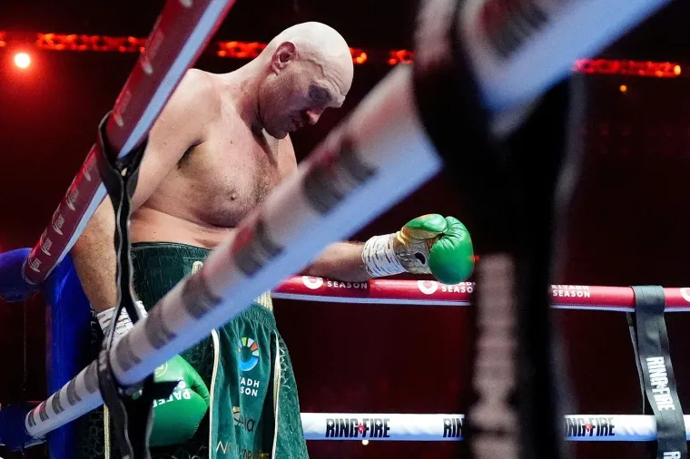 Usyk je toliko jako udario Furyja da su gorostasu zaklecala koljena: Publika gledala u nevjerici