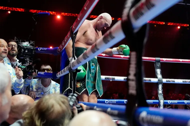Usyk je toliko jako udario Furyja da su gorostasu zaklecala koljena: Publika gledala u nevjerici