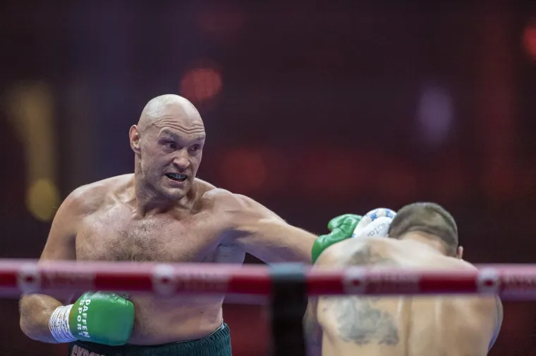 Usyk je toliko jako udario Furyja da su gorostasu zaklecala koljena: Publika gledala u nevjerici