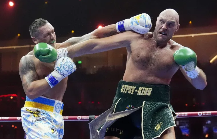 Usyk je toliko jako udario Furyja da su gorostasu zaklecala koljena: Publika gledala u nevjerici