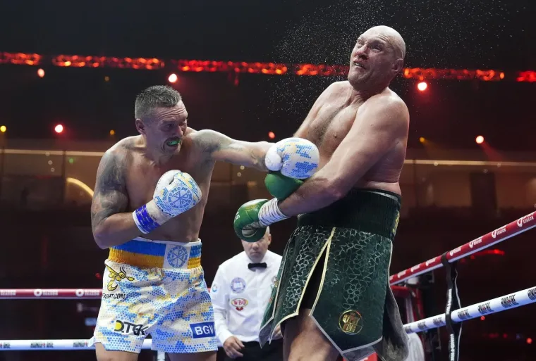 Usyk je toliko jako udario Furyja da su gorostasu zaklecala koljena: Publika gledala u nevjerici
