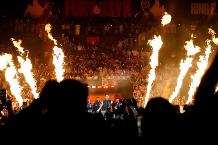 Usyk je toliko jako udario Furyja da su gorostasu zaklecala koljena: Publika gledala u nevjerici
