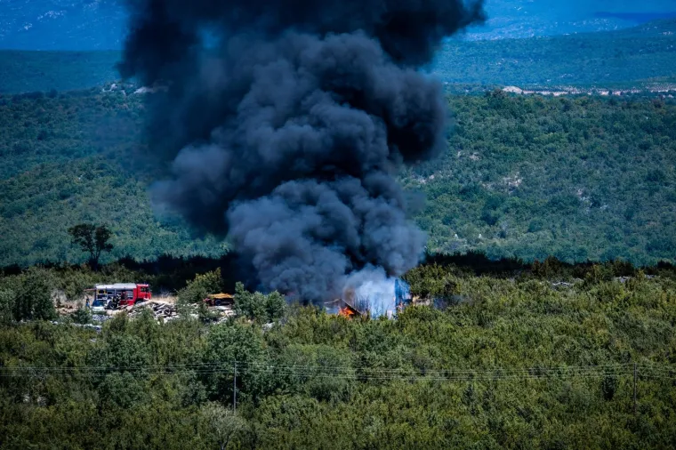KAO IZ APOKALIPSE DANAS: Vatrogasci gase požar u blizini autoceste A1