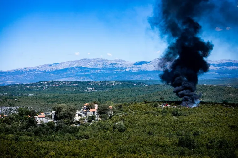 KAO IZ APOKALIPSE DANAS: Vatrogasci gase požar u blizini autoceste A1