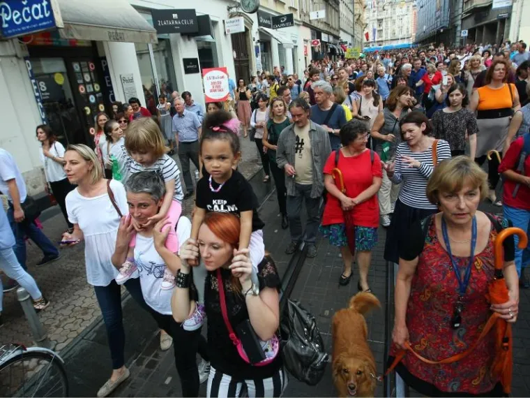 20.000 LJUDI STIGLO NA PROSVJED PODRŠKE KURIKULARNOJ REFORMI: Podršku su došli dati brojni političari