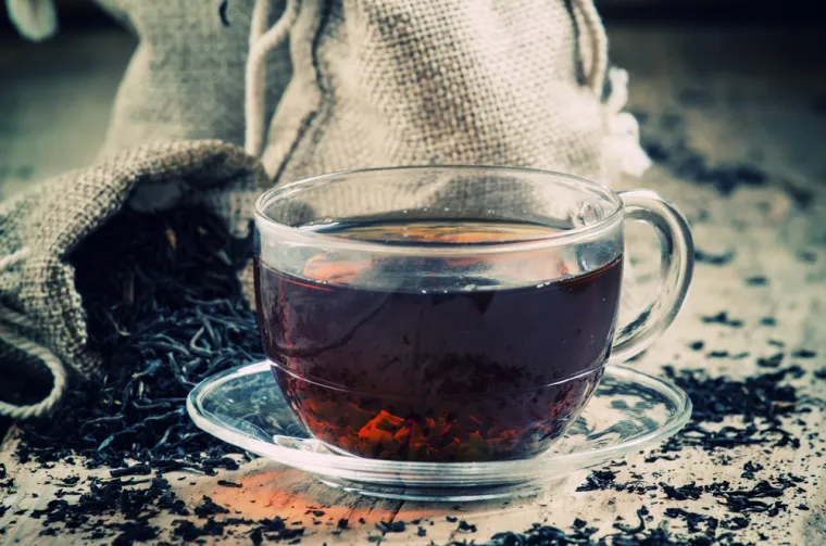 Najbolji crni čaj za mršavljenje je Puerh, no i običan crni čaj će poslužiti kao dobar saveznik. Naime, crni čaj ima ulogu smanjivanja šećera i masnoća u krvi. Razlog za to je i visoka razina flavonoida koji imaju antioksidativna svojstva.